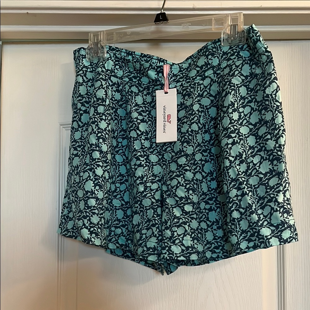 Vineyard Vines Women's Blue Patterned Shorts